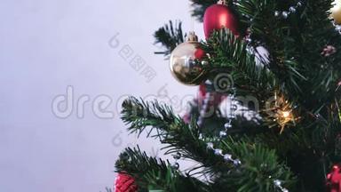 <strong>圣诞树</strong>树枝上的红色闪亮的球和<strong>金色</strong>玩具.. <strong>圣诞树</strong>上有灯光的圣诞花环。